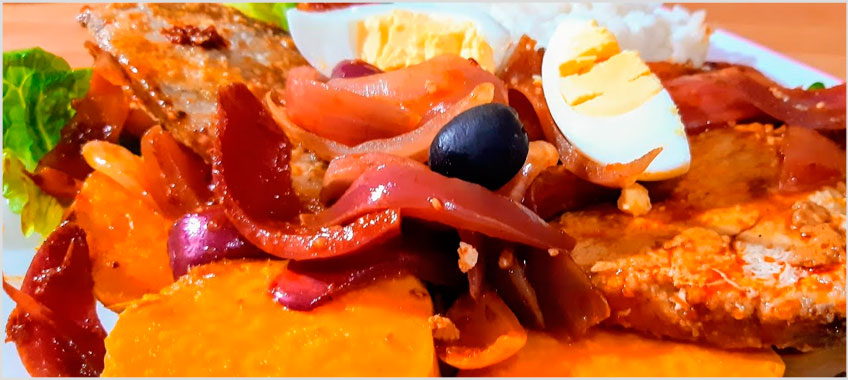 Escabeche Amarillo con pescado frito y aderezo criollo